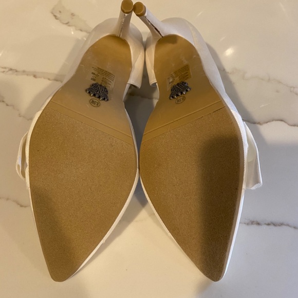 Vera Wang white heels with bow - Picture 3 of 4